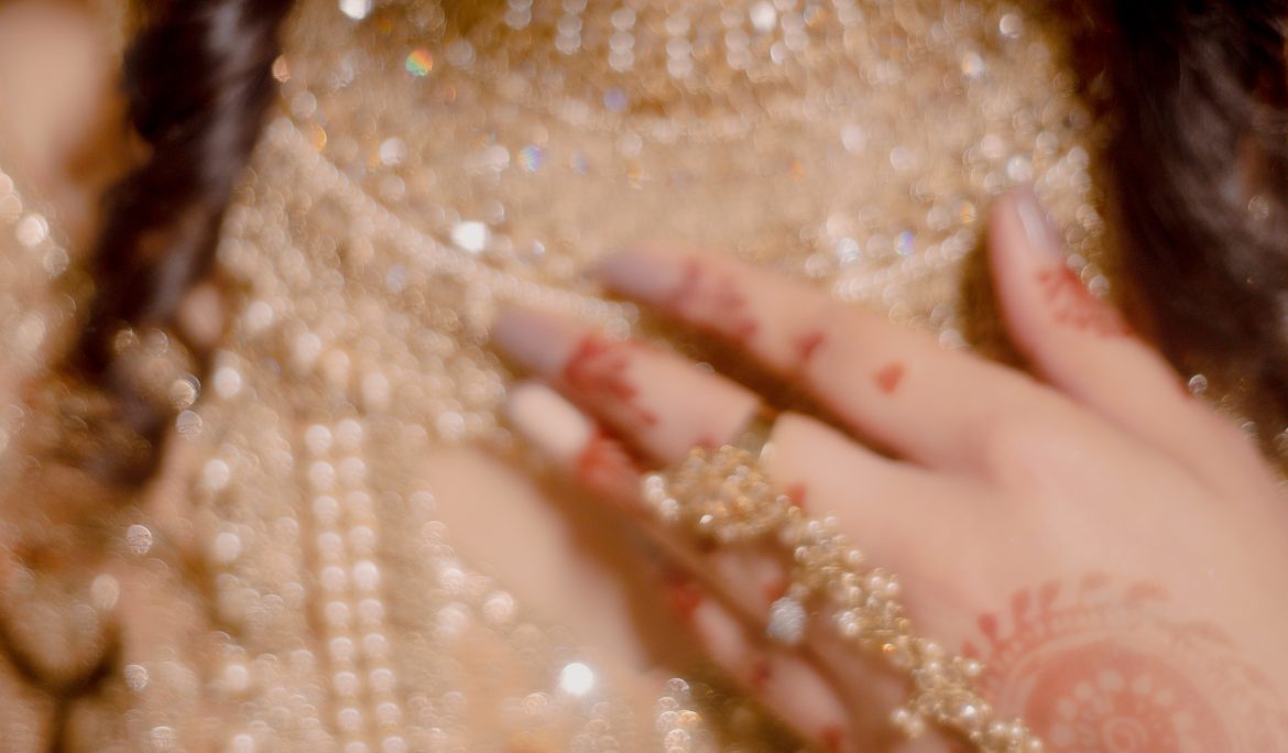 candid wedding photography in Gurgaon – bride laughing moment