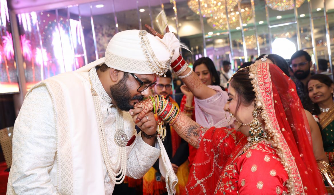 Candid groom entry captured by best wedding photographer in Delhi NCR